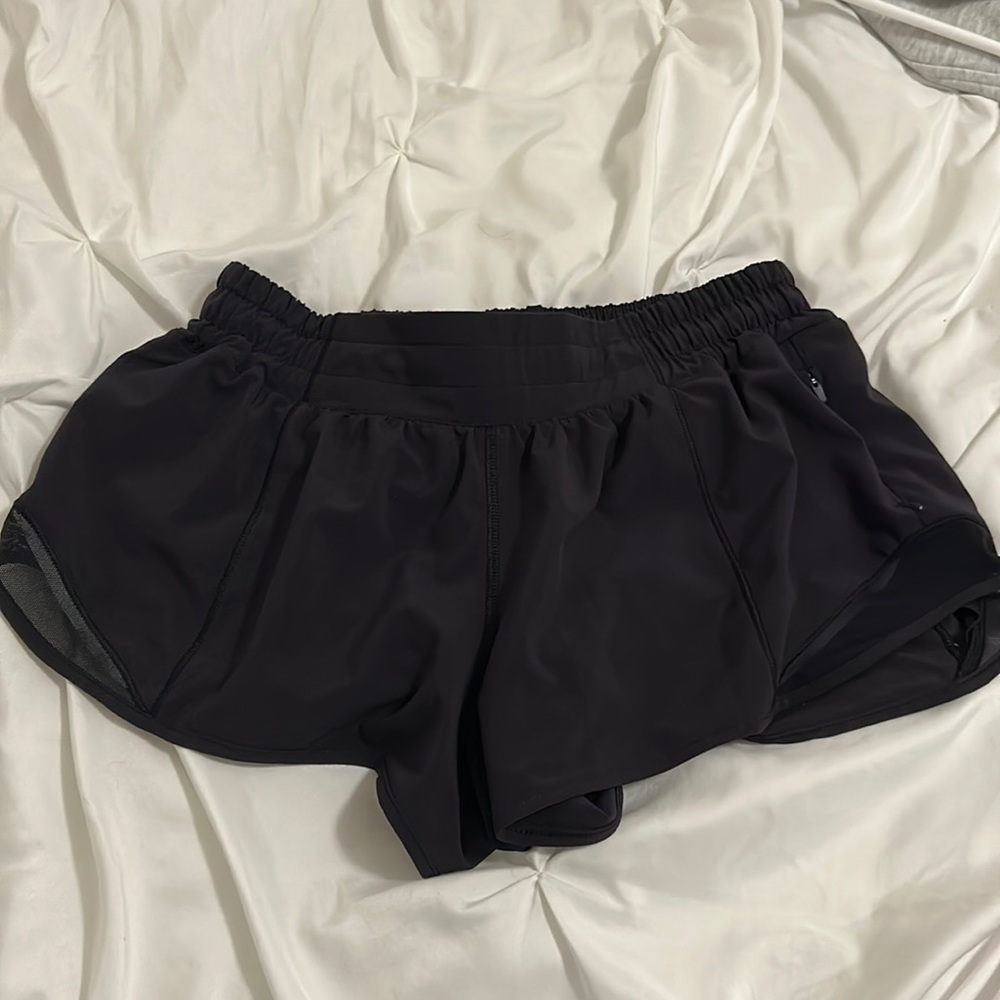 lululemon hotty hot size 6 black shorts 2.5 inch